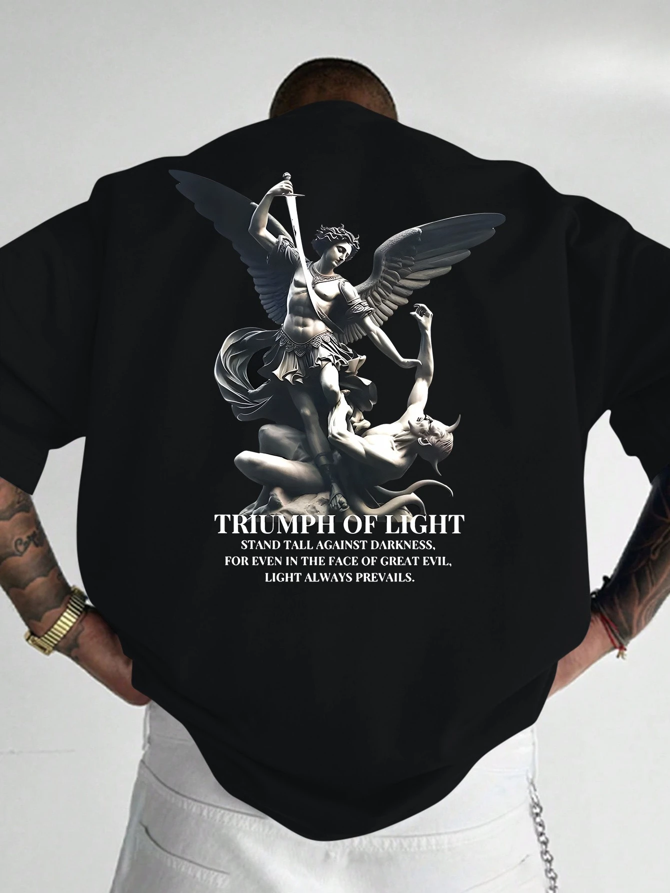 

Victoria brillante, valiant contra patrones oscuros estampados en la espalda депорти повседневная майка de manga corta camisa