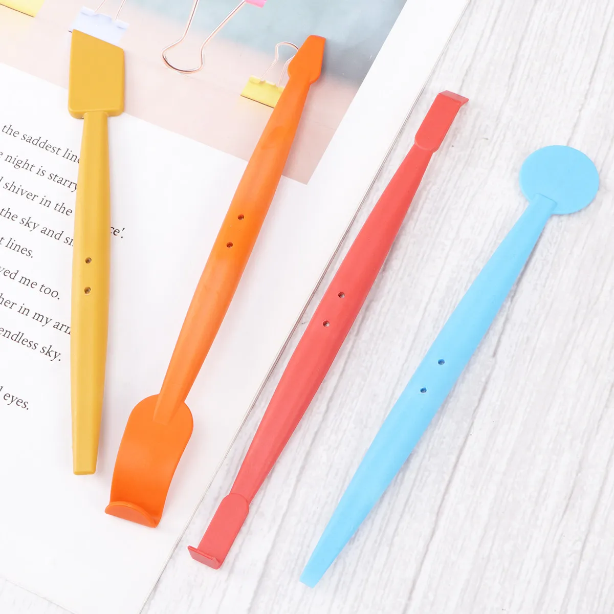 

Набор инструментов для оклейки автомобилей пленкой 7 в 1: магнитный стик, резак, скребок-шпатель, инструмент для тонировки окон, скребок-резак