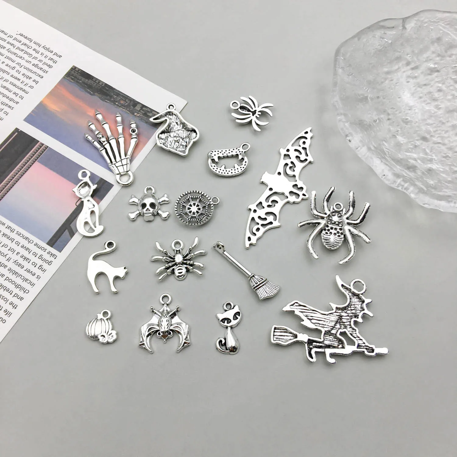 10-teiliges Halloween-Kollektionsset aus antikem Silber-Zinklegierungsanhänger, universelles Accessoire, geeignet für die Herstellung verschiedener DIY-Schmuck