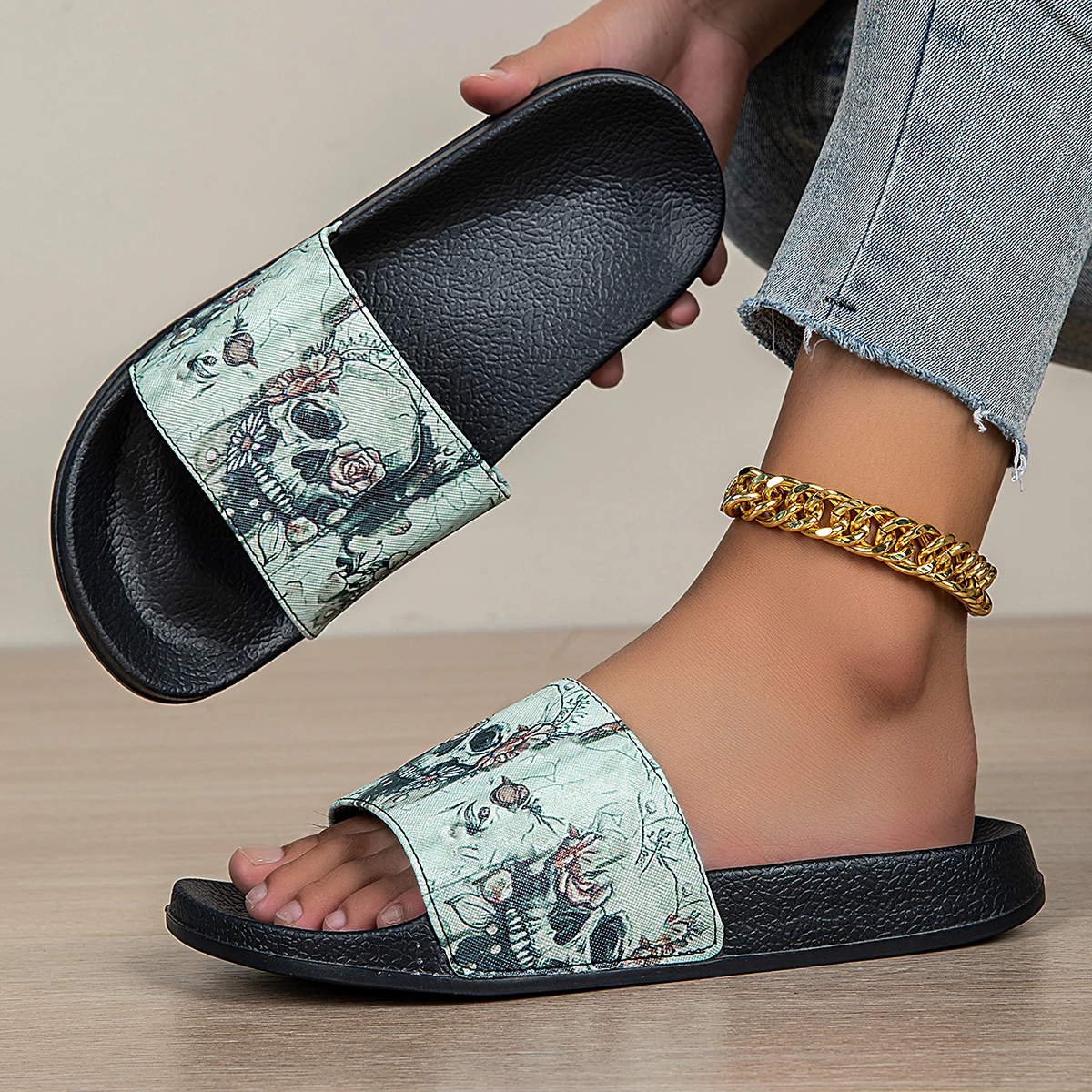 شباشب عصرية مخصصة بنمط جمجمة الهالوين للنساء - طراز كاجوال للسيدات، مناسبة للارتداء الداخلي والخارجي في جميع الفصول، نعال إيفا الناعمة، قماش علوي ومنزلي قابل للغسل يدويًا، صنادل خارجية #1