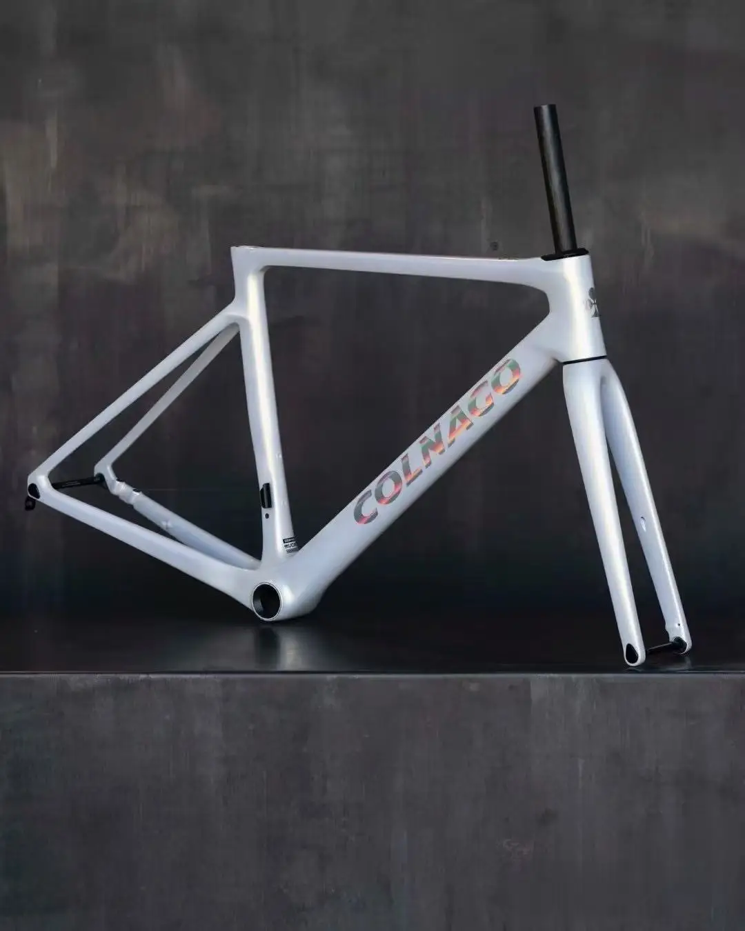 في عام 2025، Colnago V4RS الجديد تمامًا، في وظيفة الطلاء لإصدار فريق الإمارات العربية المتحدة، مع إطار من ألياف الكربون، متوفر بمقاسات 455، 485، 510، 530