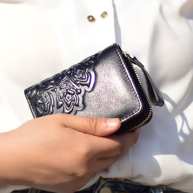 

AETOO This is a women's genuine leather wallet with a retro style, embossed and brushed color. It is a long, hand-held wallet wi