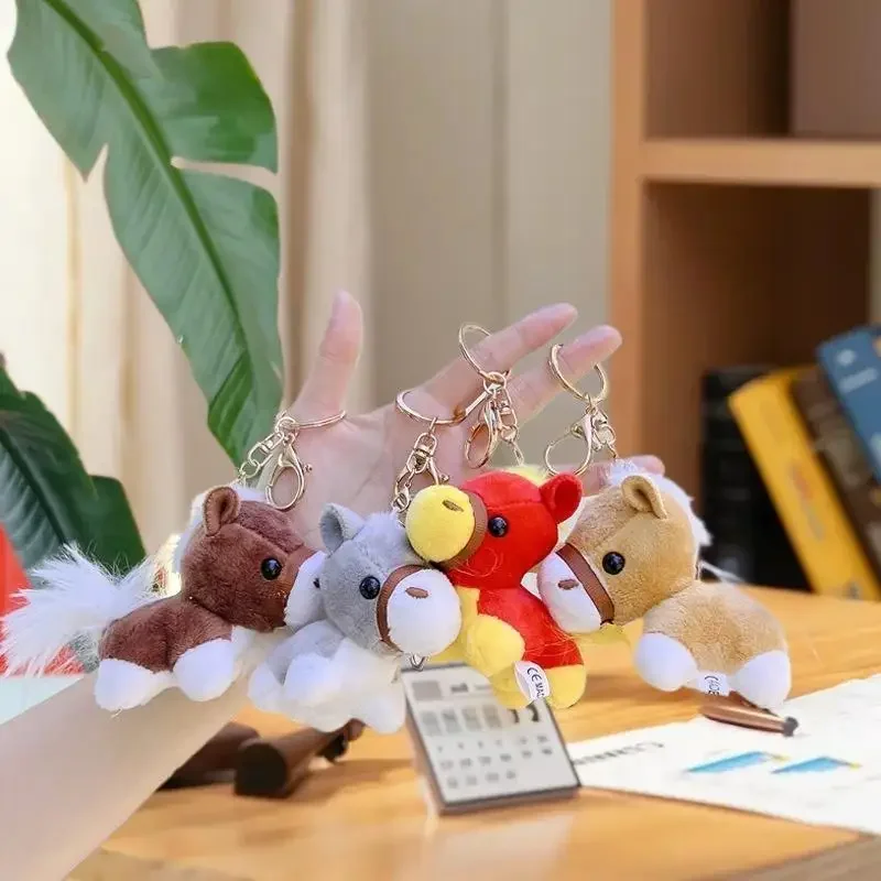 Miękki pluszowy breloczek z koniem; Uroczy pluszowy kucyk z kreskówki; Unikalny prezent na Rok Konia i ozdoba do torby