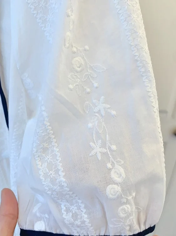 ユニークで美しい刺繍入りの女性用ファッショナブルな初夏服、ゆったりとしたラウンドネックボタンアップ