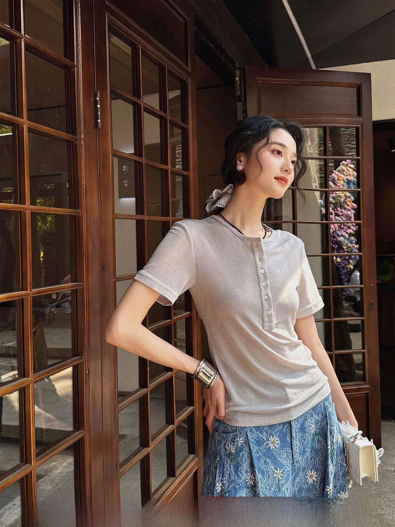 

Суперэластичная ацетатная футболка с коротким рукавом, облегающая, с принтом цветов и звезд, черная, коллекция 2025, летняя мода для женщин