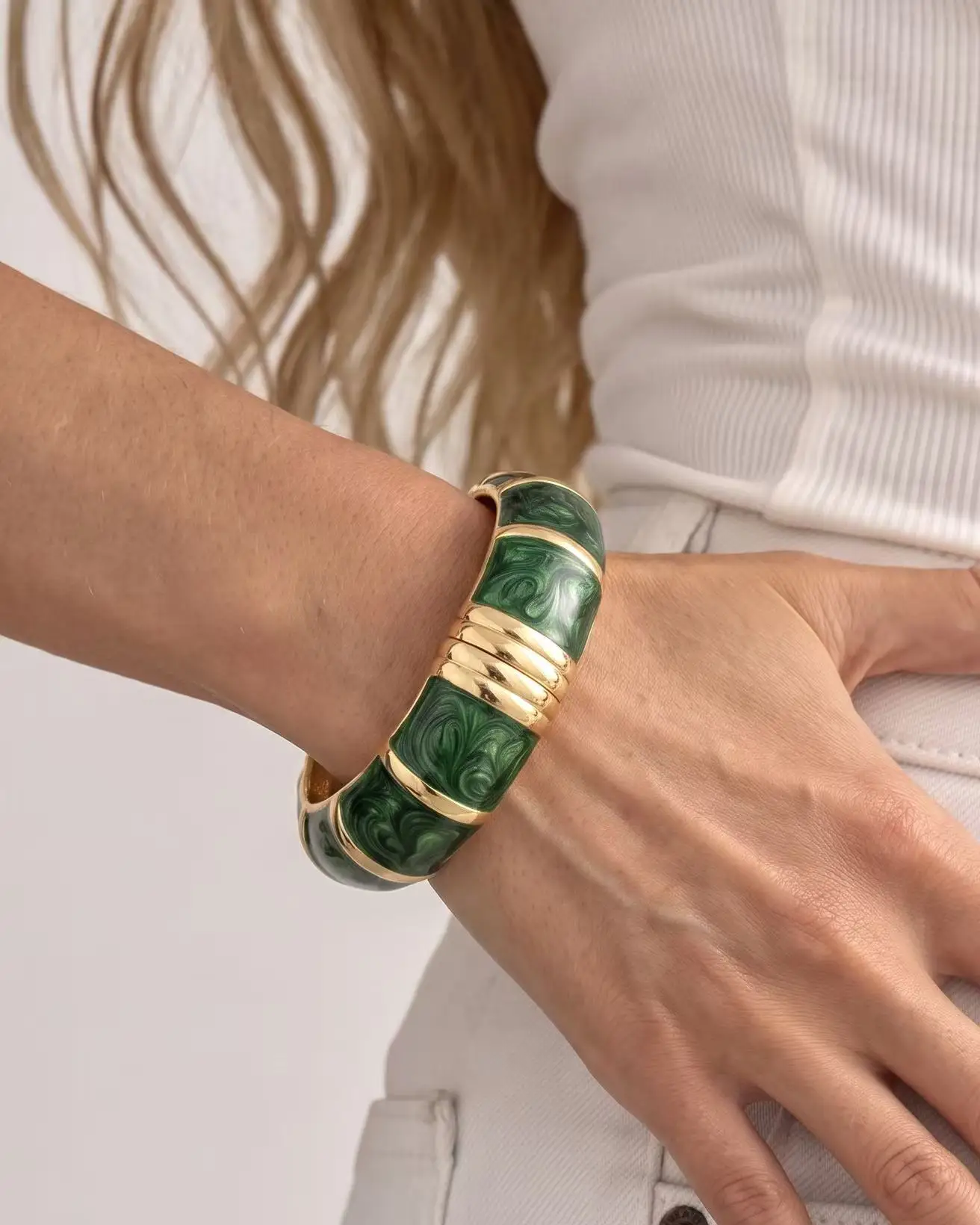 1 Piece Green Swirl Enamel Segmented Design Wide Spring Bracelet, Fashionable Retro Women's Bracelet, Suitable for Daily Wear and Evening Party Accessories Jewelry