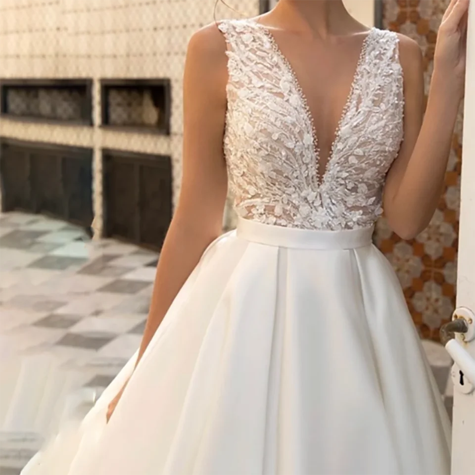 Abiti da sposa in raso senza maniche con applicazioni in pizzo personalizzato A Line 2025 Abito da sposa in tulle con strascico senza schienale con volant per le donne