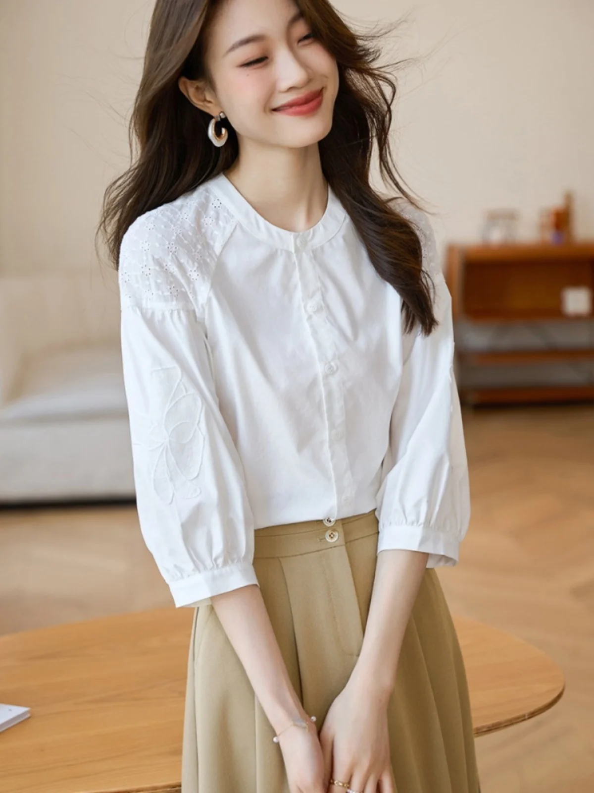 

Белая женская блузка из шелковой смеси, модная, универсальная, для повседневной носки, с рукавом 3/4, прямого кроя, корейский стиль, от Outlet Brand