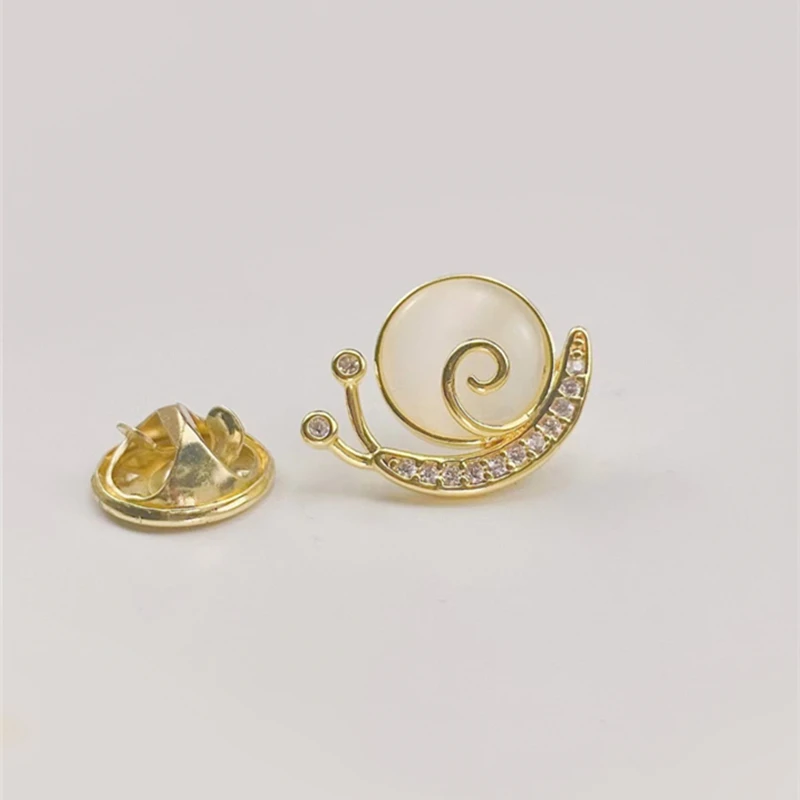 Cartoon Cute Snail Brooch for Women Cat\'s Eye Stone Animal Brooches Anti-glare Lapel Pin Fixed Clothes Pins Sweater Coat Clothin