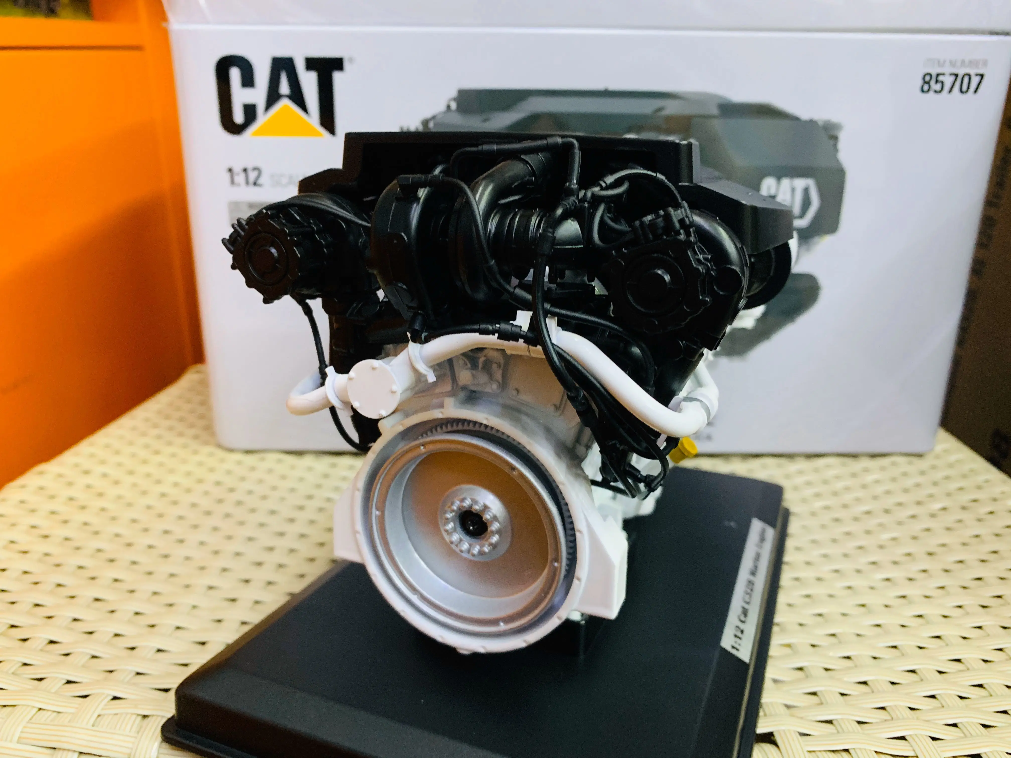 Brinquedo de liga em escala 1/25, modelo de engenharia dm c32b, motor marinho, caminhão, escavadeira, presente de aniversário de menino, decoração de cena fundida # 85707