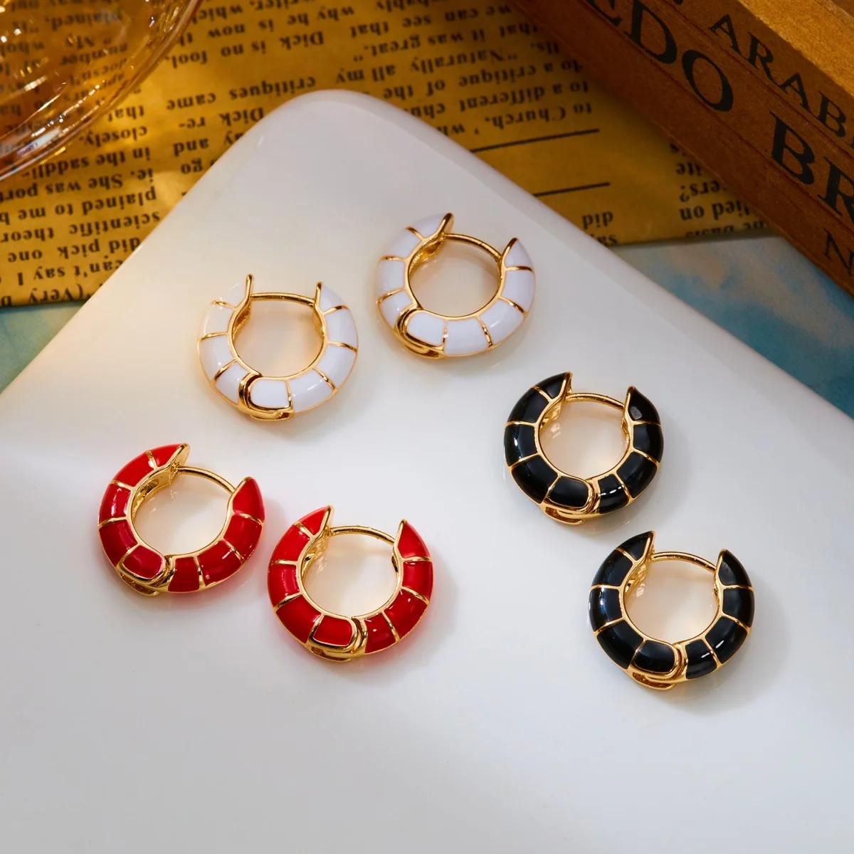 Minimalistische bunte Emaille-Streifen-Ohrstecker für Damen und Herren, trendige geometrische runde Creolen, Alltags- und Partyschmuck – Detail 3