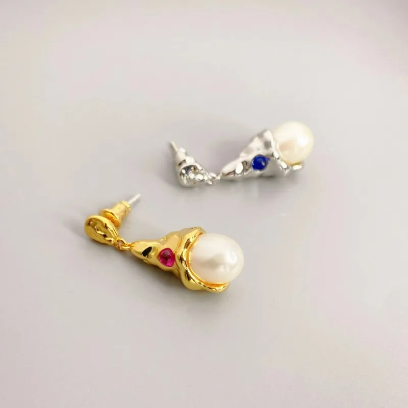 

Autumn Winter Classic New Styles Inlaid Freshwater Breeding Pearl Conch Shape Dangle Temperament Earrings for Office Lady
