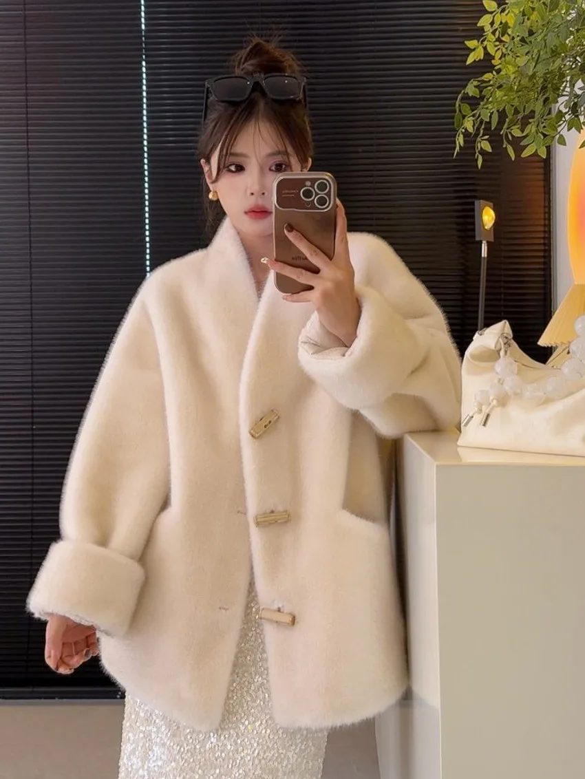 เสื้อโค้ทขนเฟอร์เทียมสีเขียวสำหรับผู้หญิง สไตล์โดดเด่น ความยาวระดับสะโพก เหมาะสำหรับเจ้าสาวและคุณแม่  บุด้วยผ้าถัก  ทรงเข้ารูป  คอปกแบบพัน  หลากสีสัน  วิบวับ  ให้ความอบอุ่น