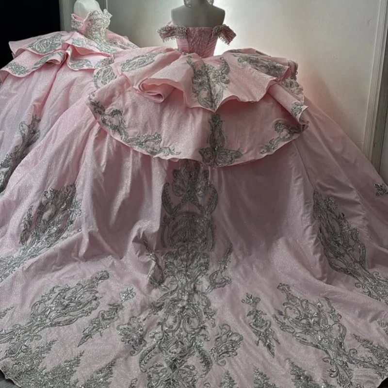 Vestido quinceanera rosa, ombro de fora, renda, cristal, glitter, decalque, cauda longa, arco, vestidos de 15 quinceanera ﻿ Personalizar