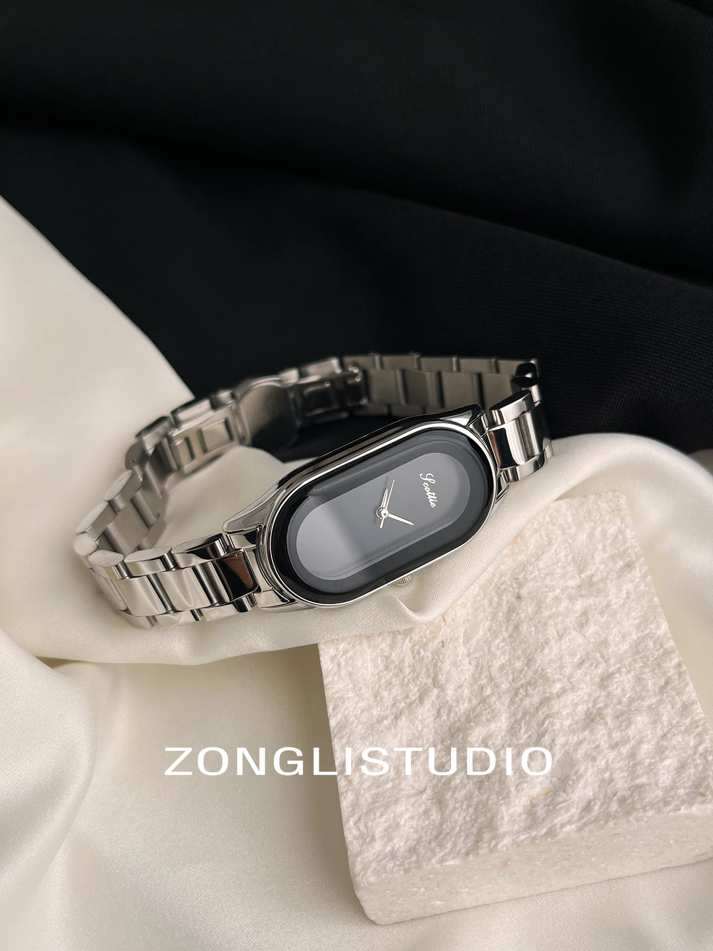 

Sophisticated and stylish women's watch with a refined design; versatile and high-quality; a luxurious timepiece for women.