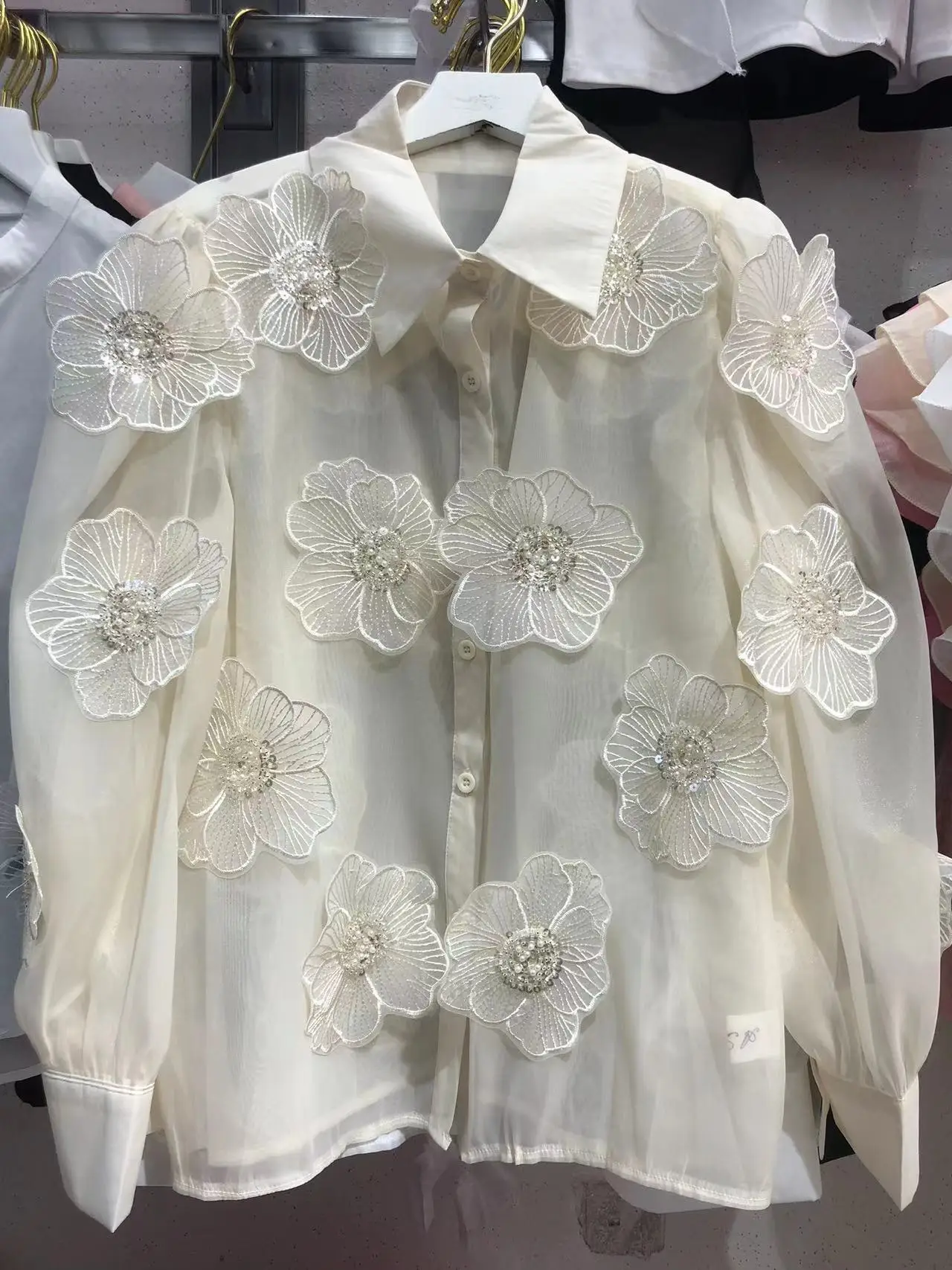 Blusa de manga larga con apliques de pétalos de lentejuelas para mujer, camisa de malla blanca y Beige, Tops transparentes sexys, primavera y