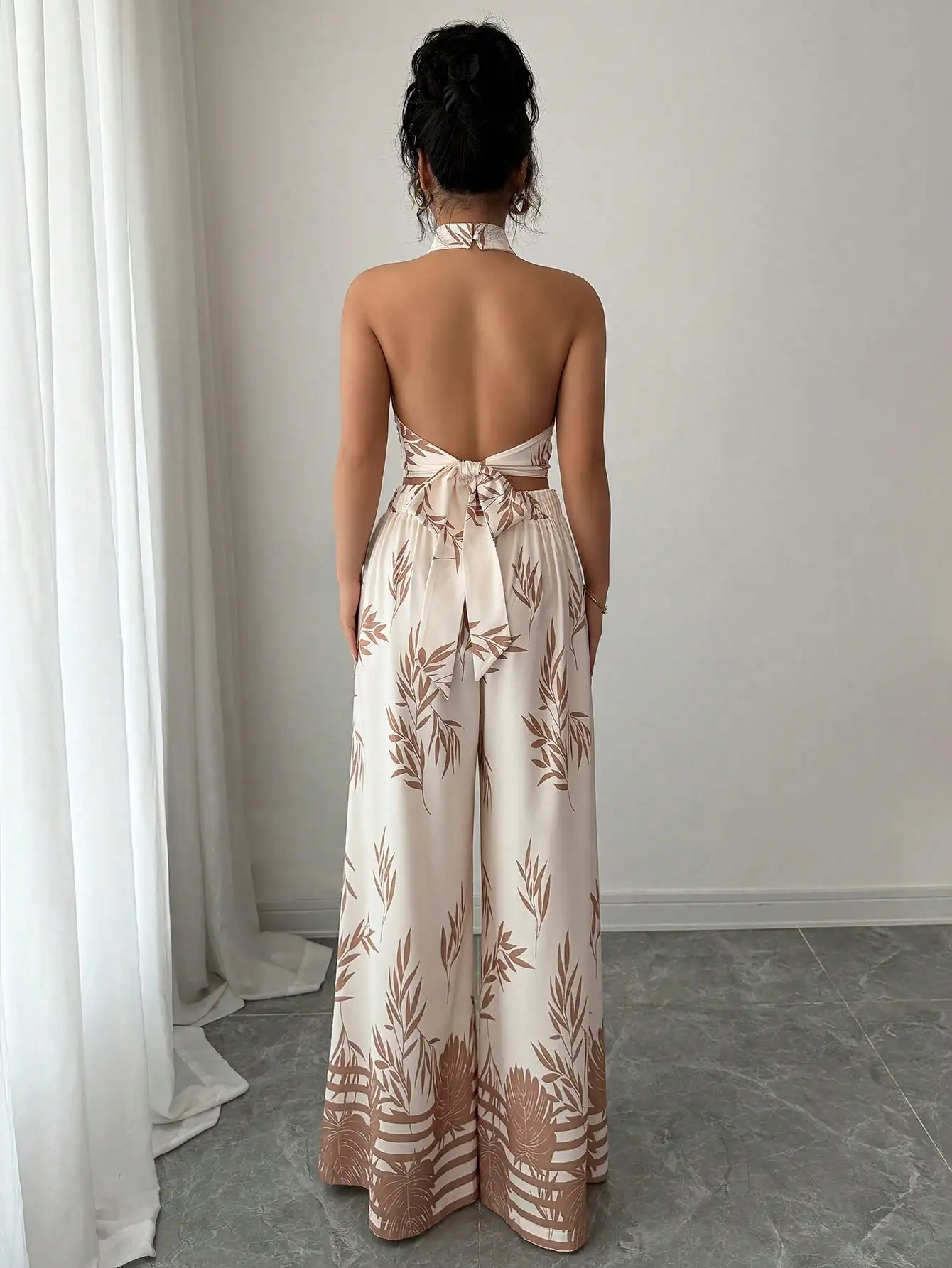 Completo estivo da donna a due pezzi con stampa tropicale, top con collo all'americana e pantaloni a gamba larga.