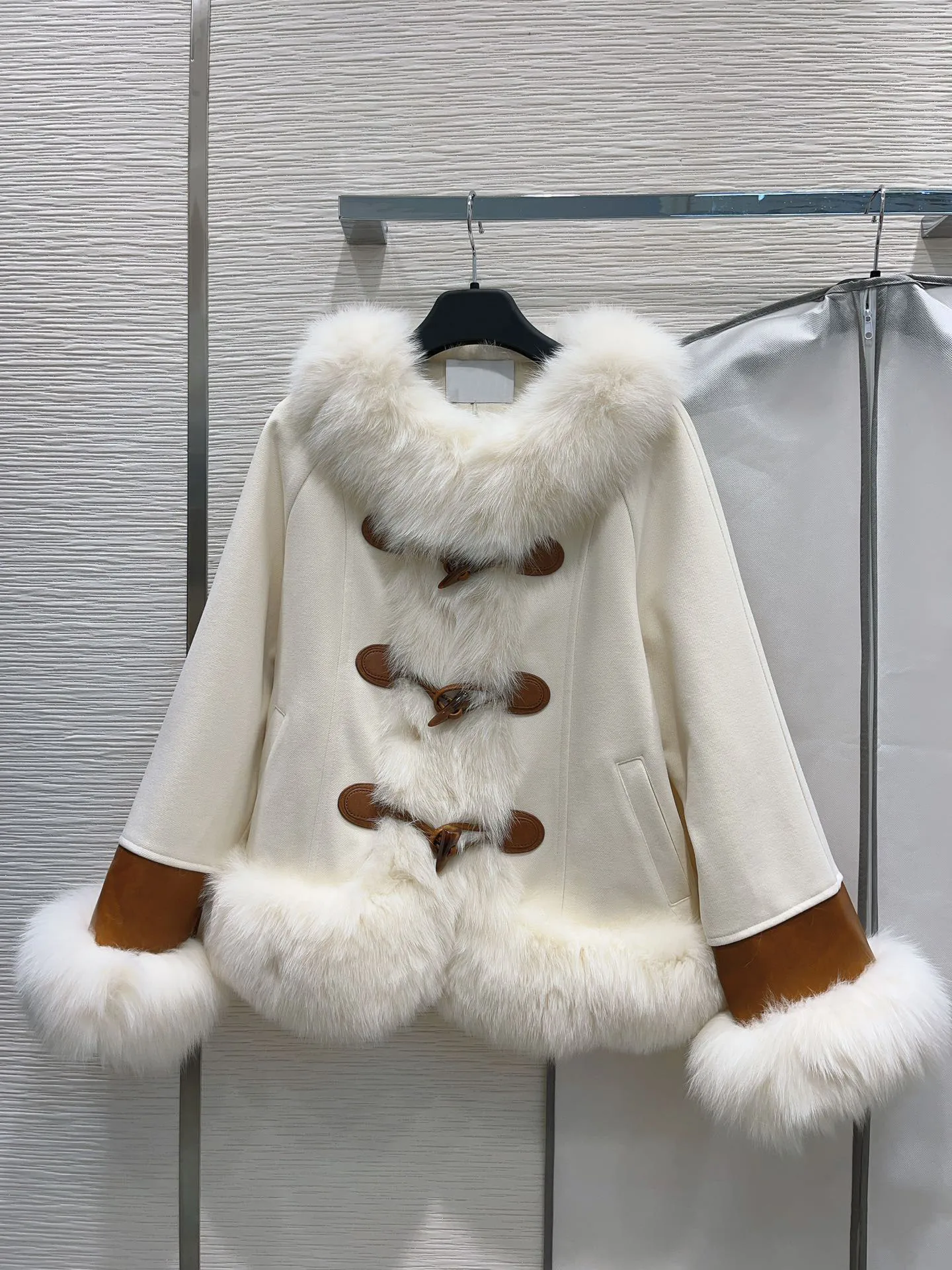 

2023 Autumn Winter Fashion New Women's Clothing 30% Cashmere 70% Wool➕Silver Fur➕90 White Goose down Horn Button Coat 1010