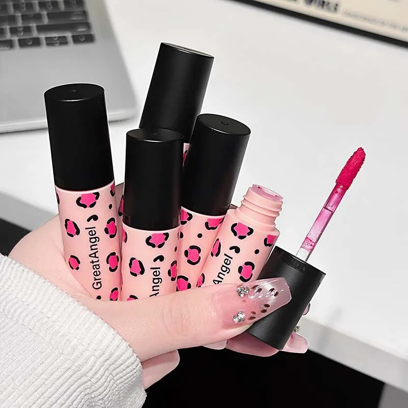 Batom Matte de Veludo, Acabamento Suave e Fluido com Alta Pigmentação, Textura Sedosa e Leve, Confortável para Uso Durante Todo o Dia