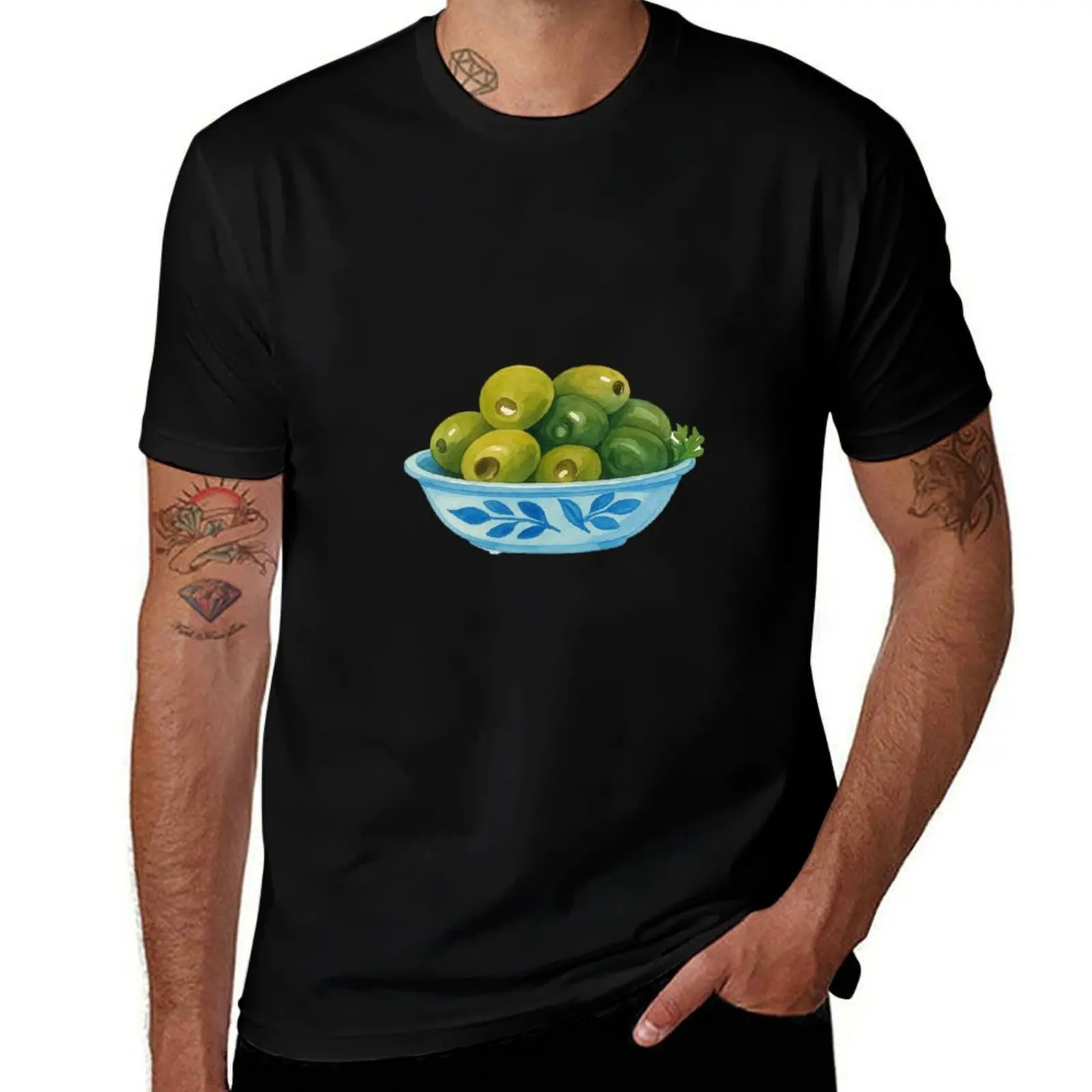 Aceitunas verdes pintadas a mano en cuenco azul – Camiseta de arte alimenticio mediterráneo, camisetas de talla grande, camisetas para hombre