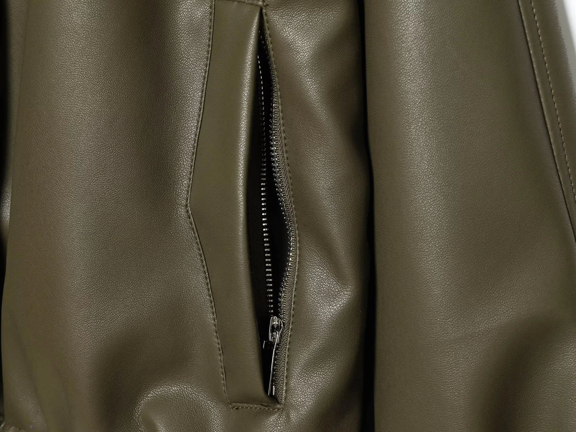 سترة نسائية شتوية جديدة لعام 2025 عصرية متعددة الاستخدامات بأكمام طويلة وياقة ثابتة من الجلد الصناعي #5