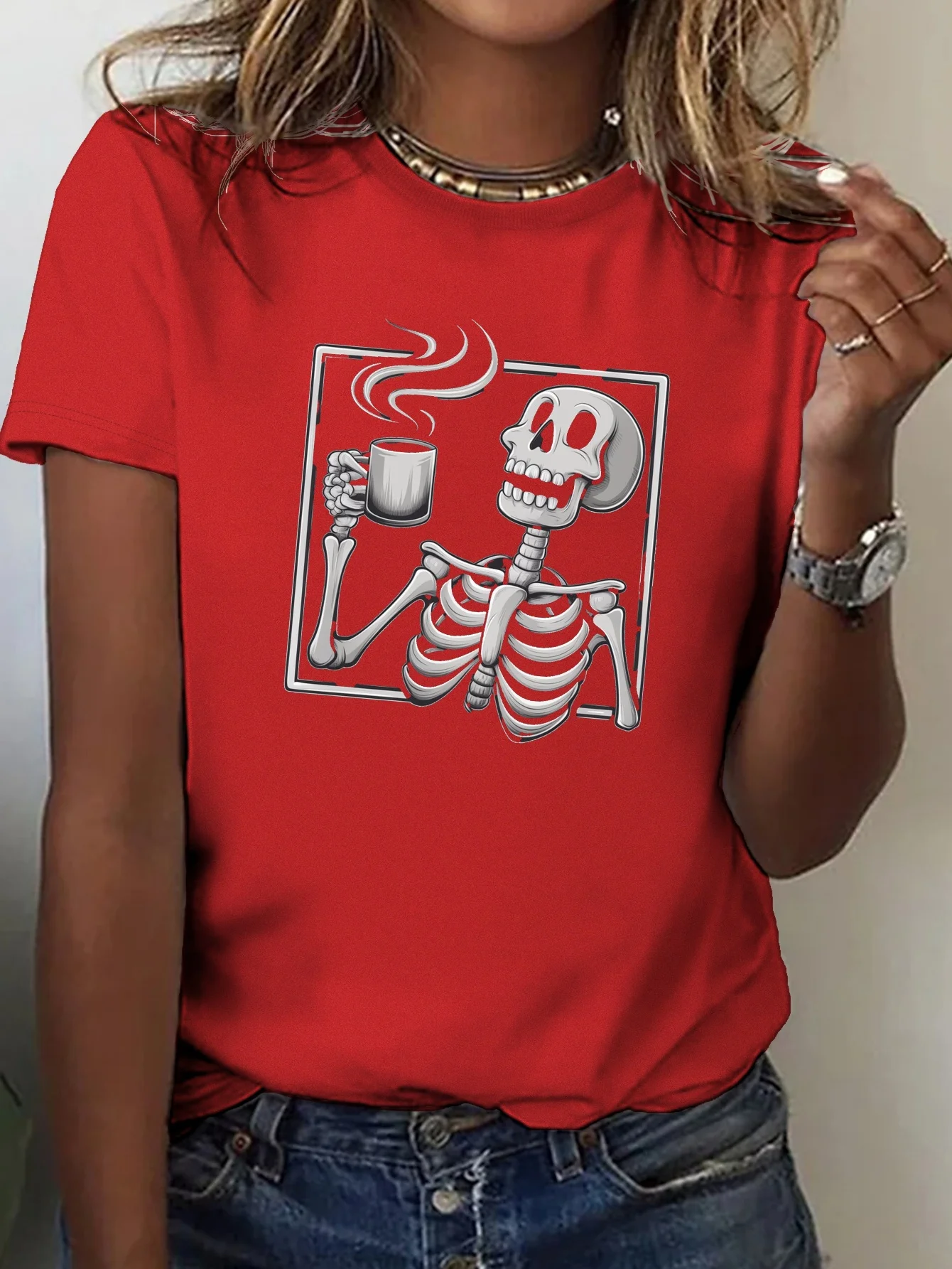 تي شيرت نسائي مريح مناسب بهيكل عظمي مبهج مع كوب قهوة مطبوع عليه رسومات ملكية كاجوال برقبة دائرية للارتداء الكاجوال