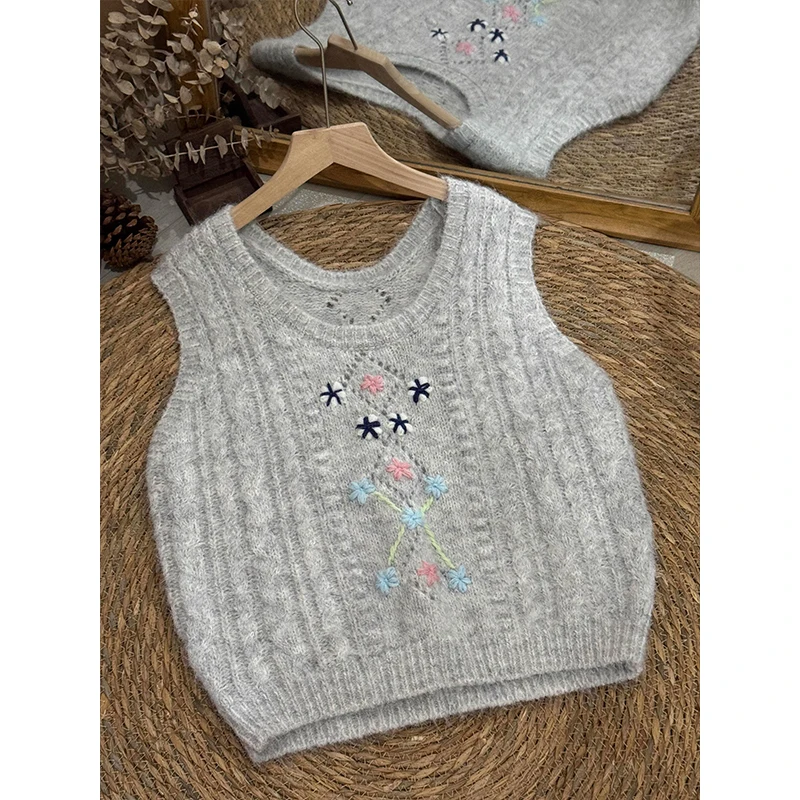 French Grey Knitted Sweater Embroidery Sleeveless Vest Vest For Women 2024 New Spring And Autumn Old Money Wind Outside The Tops