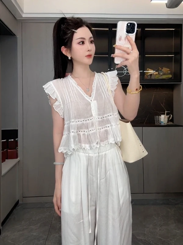 

Summer New Style White Loose V-Neck Shirt Women's Gentle Wind Lace Splicing Beautiful Small Top Breathable Thinming Fly Sleeve