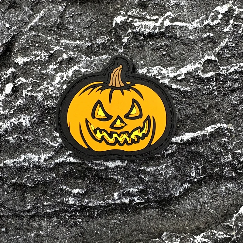 Ein Halloween-Kürbis-PVC-Aufnäher mit Klettverschluss auf der Rückseite, geeignet zum Dekorieren von Taschen, Rucksäcken, Westen und Kleidung