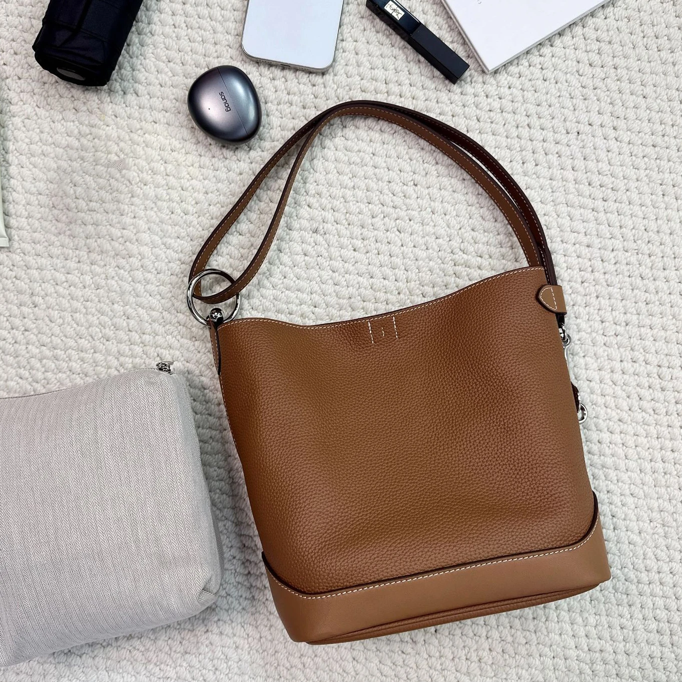

Genuine leather women's underarm bucket bag 2025 new niche design top leather fashionable simple single-shoulder crossbody bag
