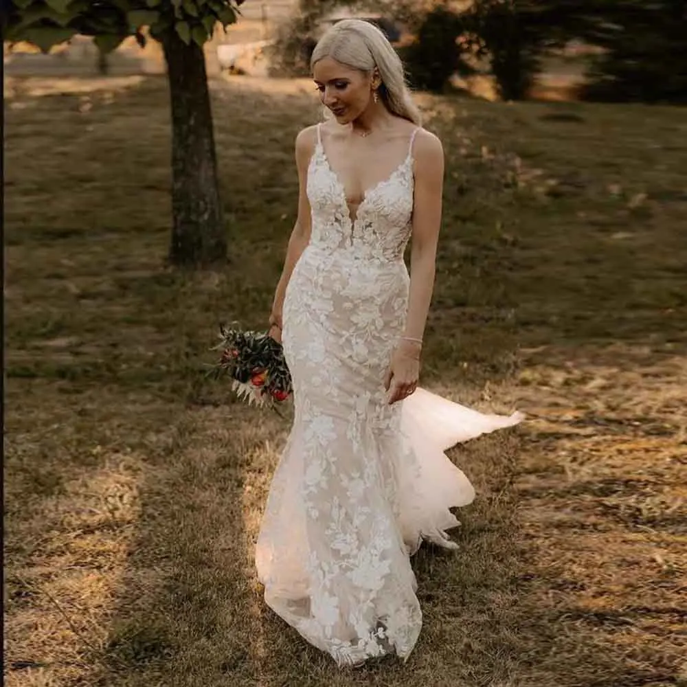 ชุดแต่งงานแบบเรียบหรูประดับลูกไม้ปักลาย สายเดี่ยวเปิดหลัง ทรงเมอร์เมด ปักลายอย่างประณีต