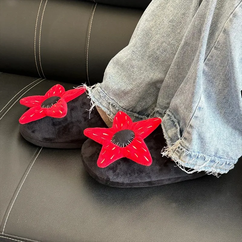 2025 nuevas zapatillas de felpa Stranger Thing, zapatos rellenos de flores rojas de terror de dibujos animados, zapatillas de casa para interior para hombres y mujeres, regalos de navidad