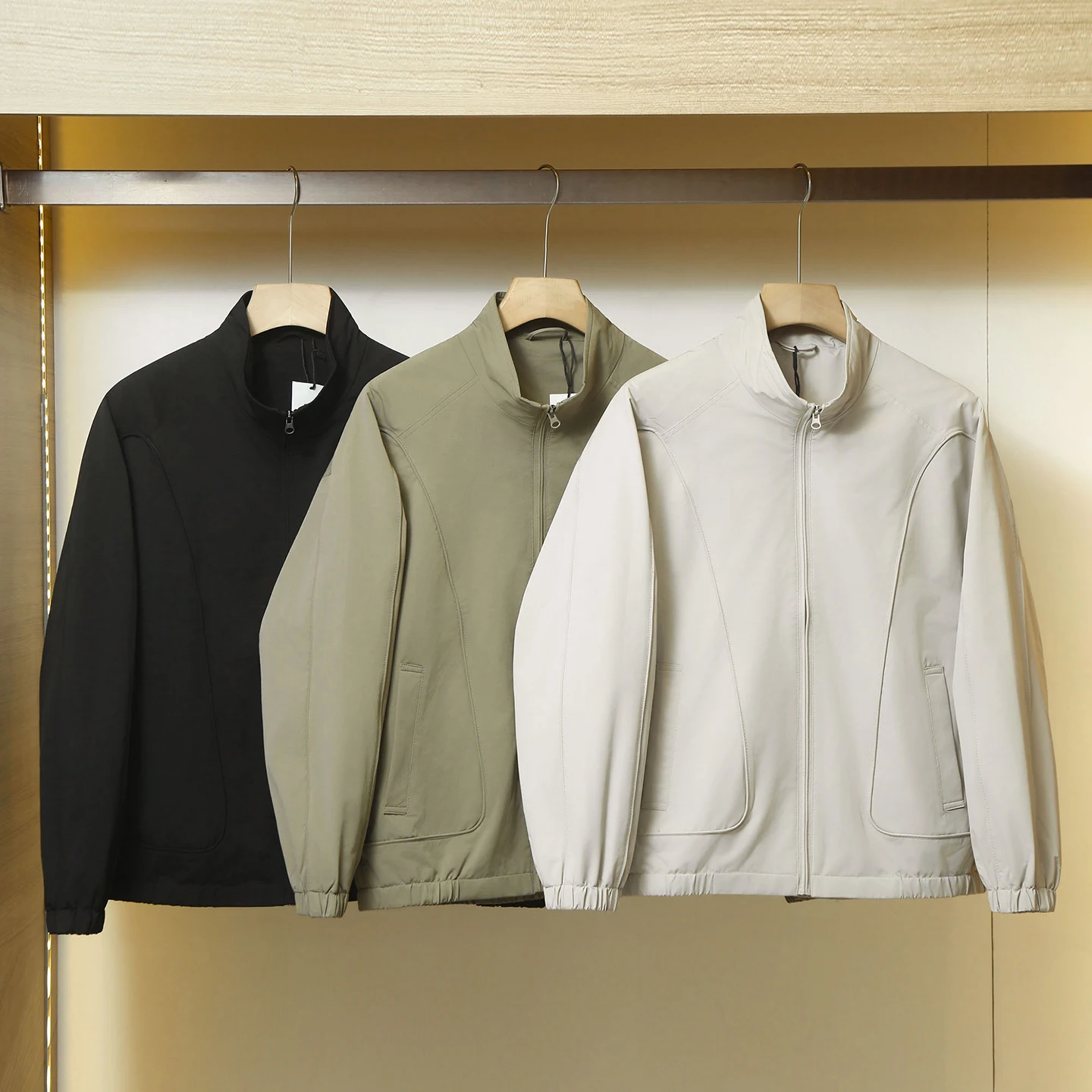 

Американский Слэ Хаоме! Просто и модно! Новая мужская ветрозащитная куртка с воротником-стойкой и вставками на плечах для весны и осени