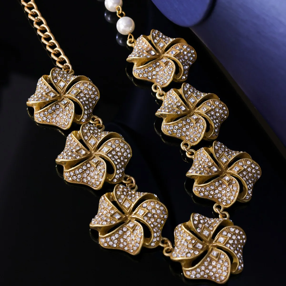 

Medieval hollow symmetrical flower earrings necklace retro diamond-encrusted Exaggerate earrings
