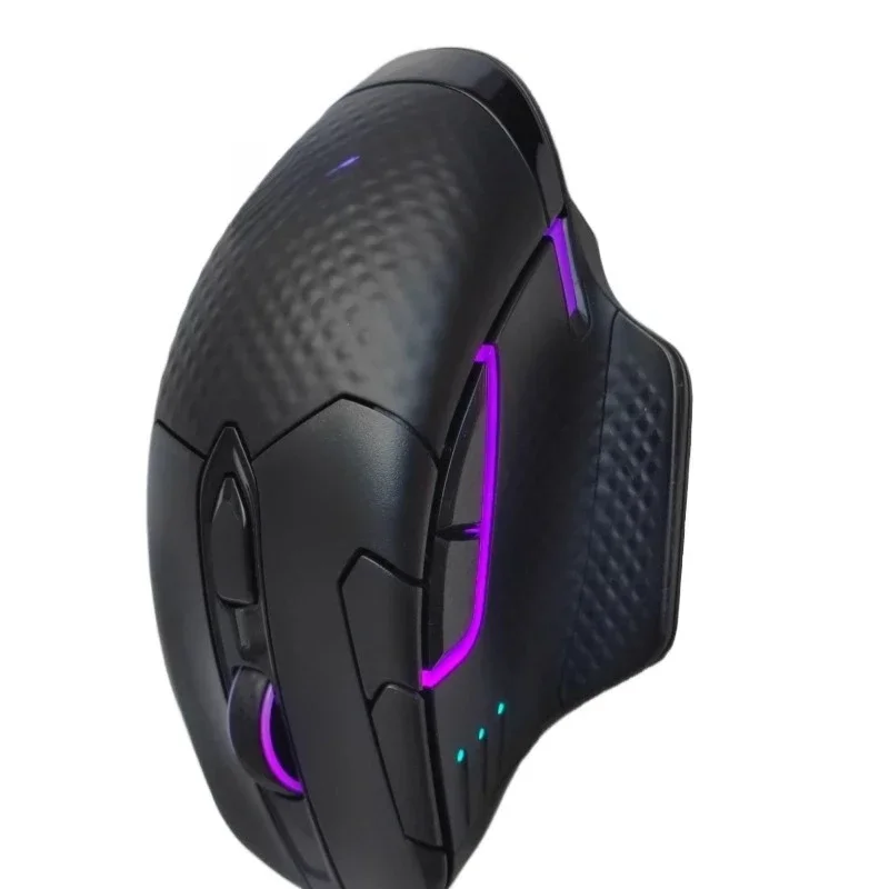 Wireless gaming mouse can be charged wirelessly