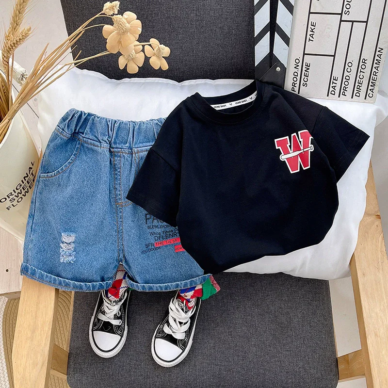 Image 4: Ensemble de vêtements d'été pour bébés garçons, haut à manches courtes avec broderie de lettres rétro, short en jean déchiré à taille haute élastique