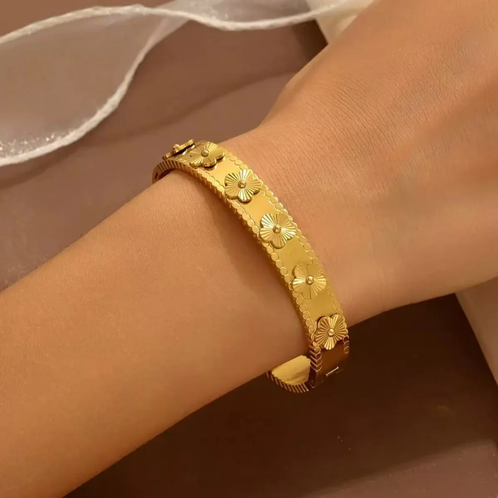 1 Piece Set Five-Petal Flower Embossed Open Bangle, Vintage Style, Daily Commute Stacking, Date Outfit, Holiday Gift