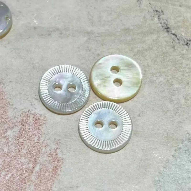 10 قطعة/الحقيبة أزرار قذيفة الطبيعية الأبيض أم اللؤلؤ توليب فراشة روز تصميم ل قميص صياغة الليزر اثنين من الثقوب أزرار