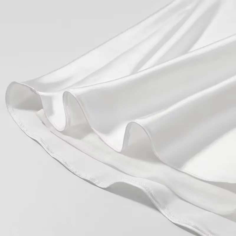 ชุดเดรสยาวทรงเข้ารูปสีขาวจีบระบายสไตล์ชิคสำหรับผู้หญิง แบรนด์ KONDALA เหมาะสำหรับใส่ไปเที่ยวทะเล โชว์หลังเปลือย สายเดี่ยว แฟชั่นฤดูร้อนปี 2025 ดีไซน์หรูหรา