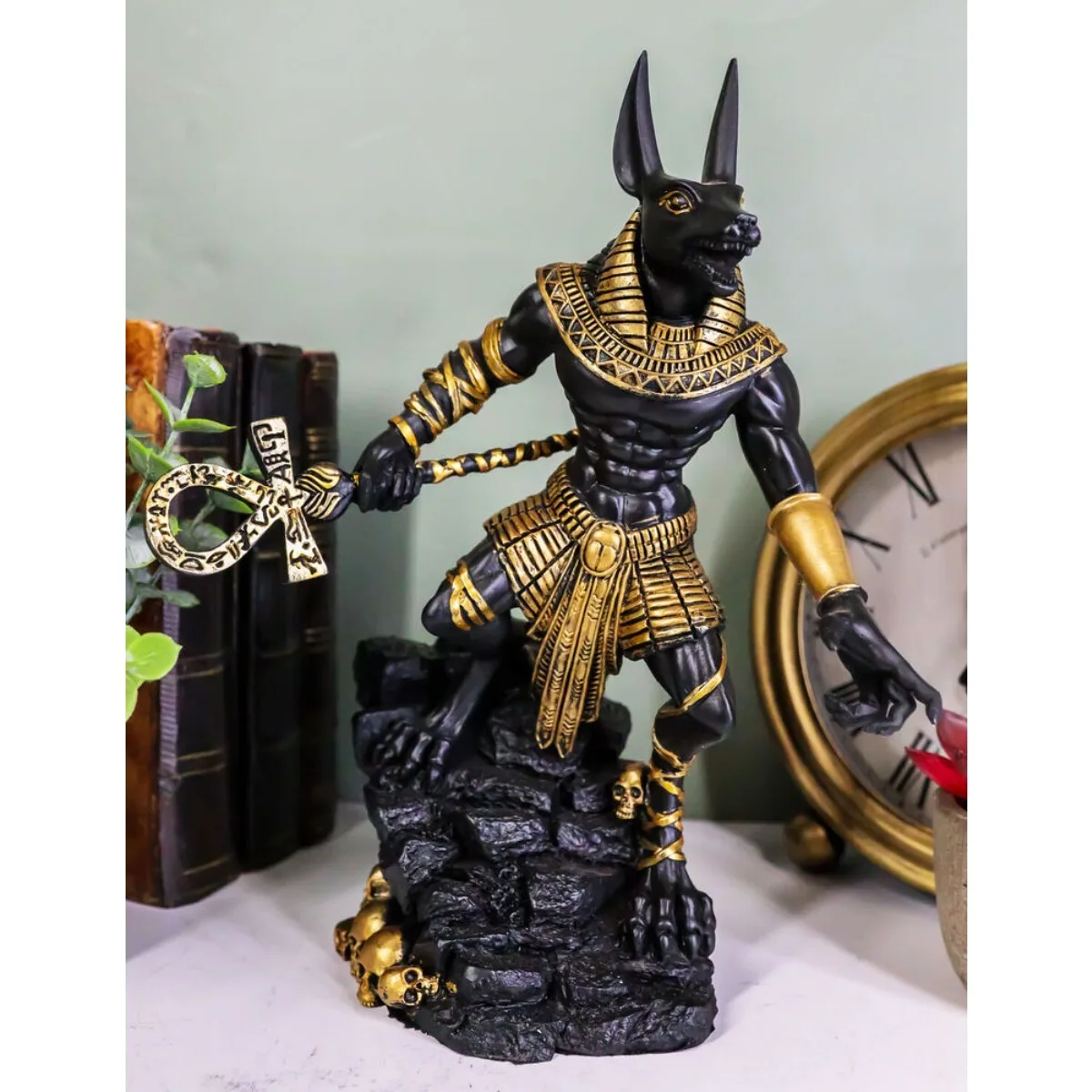 Statue de tombe-nous du dieu du Jackal égyptien Anubis avec la lance du crâne du personnel Ankh -