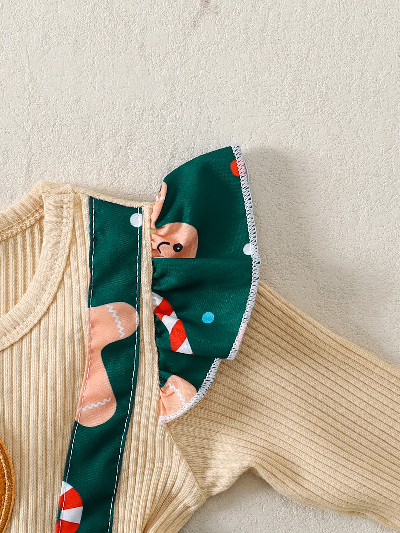 Lebkuchenmädchen-Outfit-Set mit Weihnachtsmotiv, mit Spitzenärmeln, bedruckten Overalls mit Innenmatch und großer Schleifendekoration für Babys – Detail 6