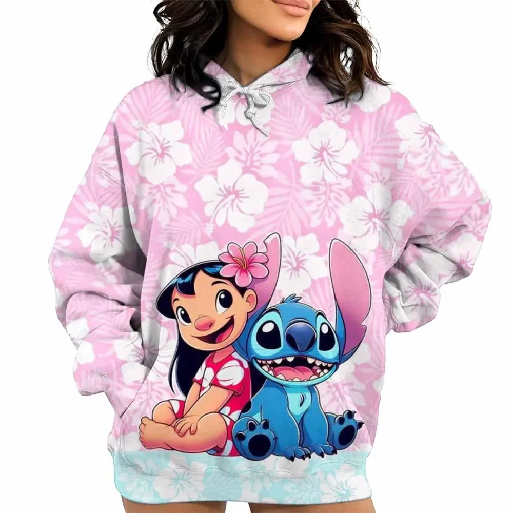 ทั้งชายและหญิงสามารถสวมเสื้อสเวตเชิ้ตมีฮู้ดลายดิสนีย์ คิว เสื้อสวมหัวแขนยาวสำหรับฤดูใบไม้ร่วง และชุดกีฬาลำลองได้