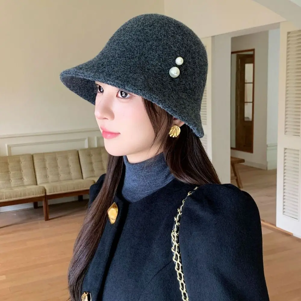 Eleganter Retro-Fedorahut aus Wollmischung mit geschwungenem Schirm, Perlen und im Hepburn-Stil, eleganter, einfarbiger Woll-Bucket-Hut für den Herbst – Detail 9