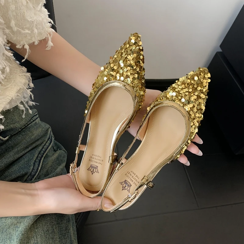 

2024 Women's New Nightclub Pointed Shining Metal Elastic Buckle Leather Cowhide Comfortable Low Heel Large Headed Muller Sandals