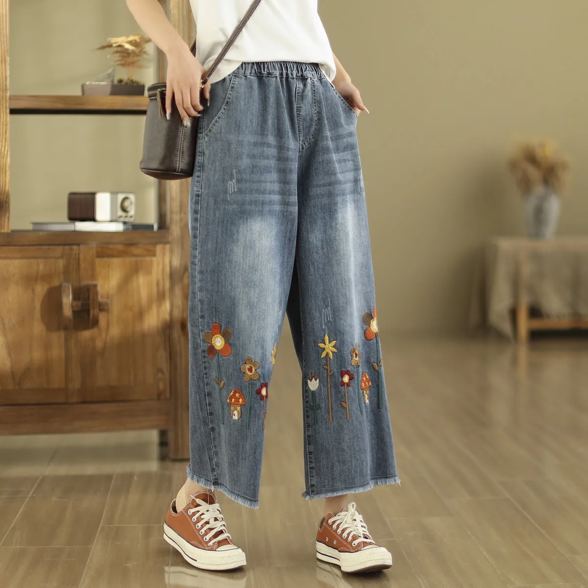 Aricaca pantaloni strappati con ricamo floreale da donna M-2XL pantaloni Casual in Denim azzurro moda Casual