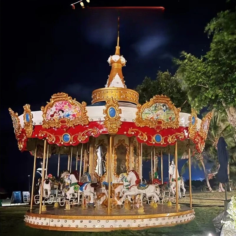 معدات تسلية دائرية عند مدخل مركز تسوق مربع كبير