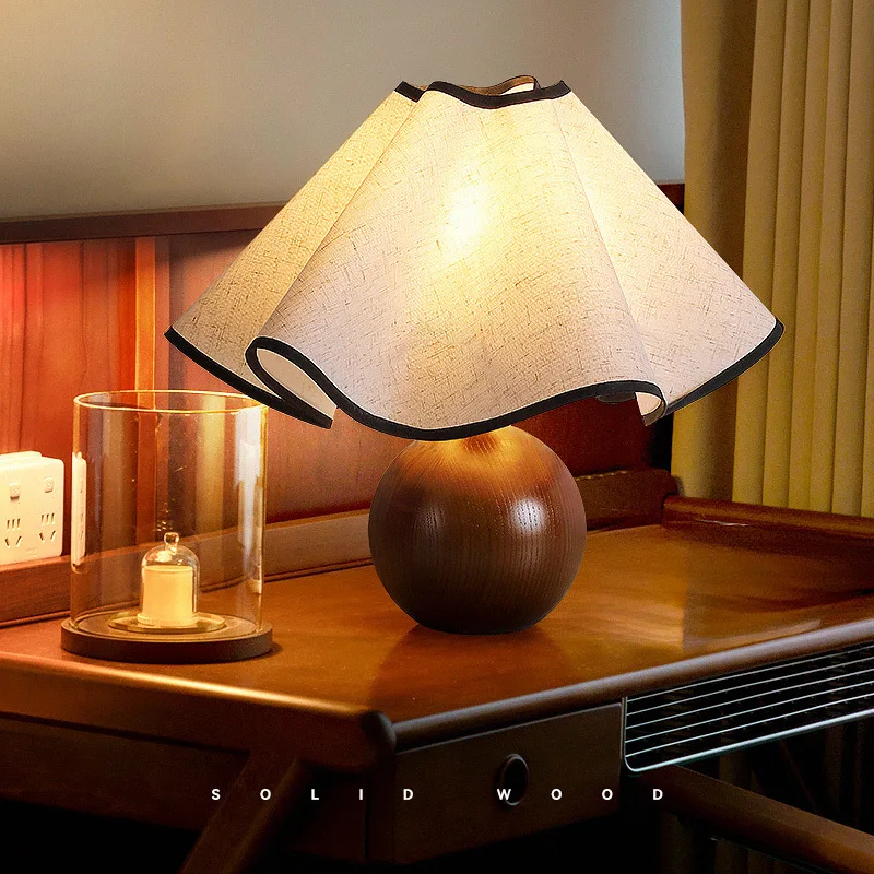 

Retro solid wood table lamp walnut creative petal bedroom cream wind homestay decoration bedside atmosphere small table lamp