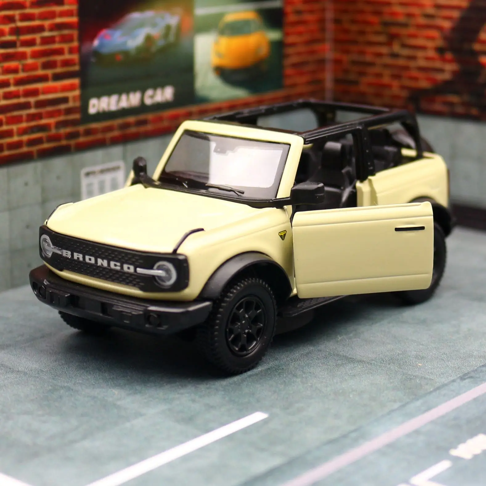 1/36 Ford Bronco SUV Off-Road Toy Car Model For Children RMZ CiTY Diecast Miniature Pull Back Collection Gift for Kid Boys