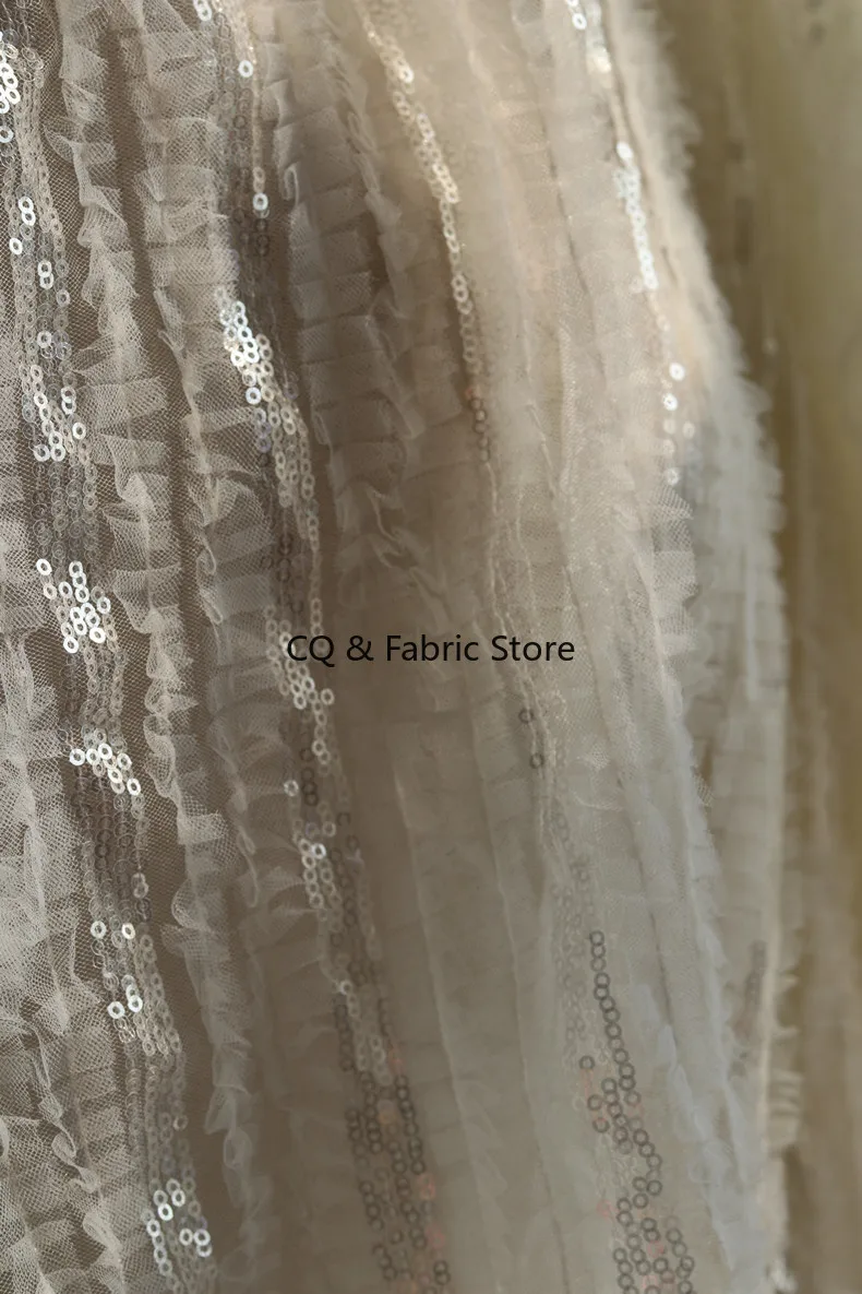 Wunderschöner beigefarbener Pailletten-Spitzenstoff für Cocktailkleider und Hochzeitskleider und Abendkleider, Nähzubehör auf dem Garten