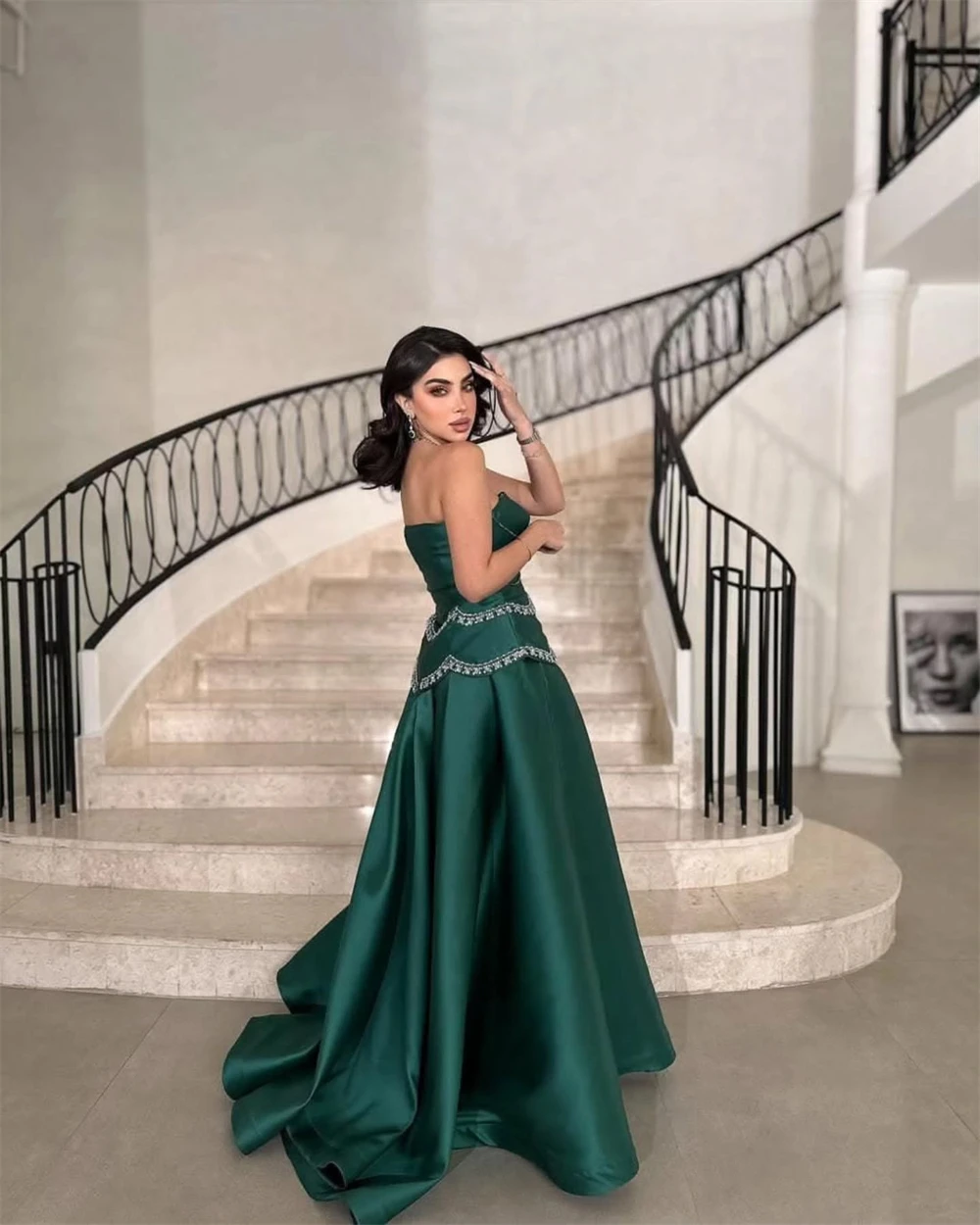 Вечернее платье по индивидуальному заказу Изысканные атласные вечерние платья без бретелек без рукавов Элегантные трапециевидные платья с жемчугом и шлейфом знаменитостей